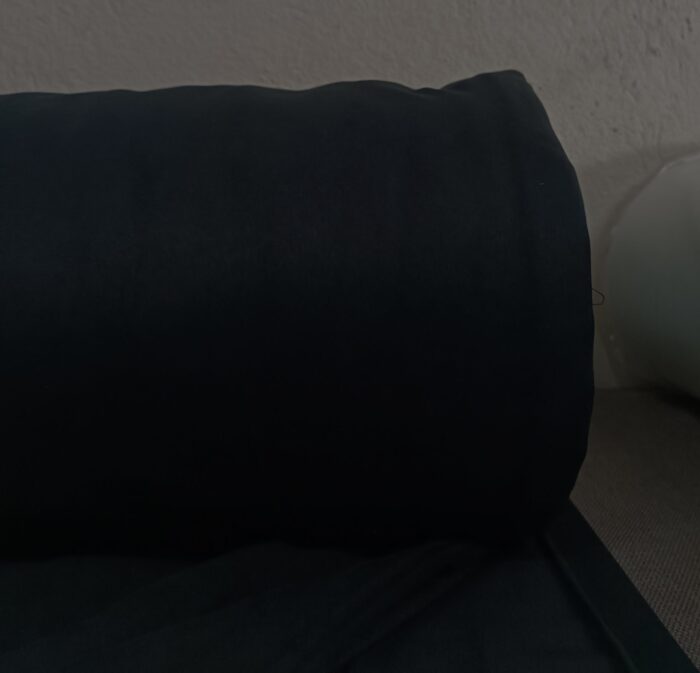 Lüks salon tasarımları için ideal, ışığı tamamen kesme özelliğine sahip kaliteli siyah blackout (karartma) perde.