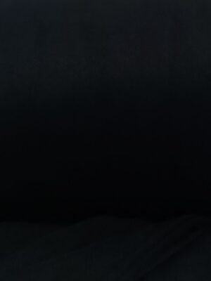 Lüks salon tasarımları için ideal, ışığı tamamen kesme özelliğine sahip kaliteli siyah blackout (karartma) perde.