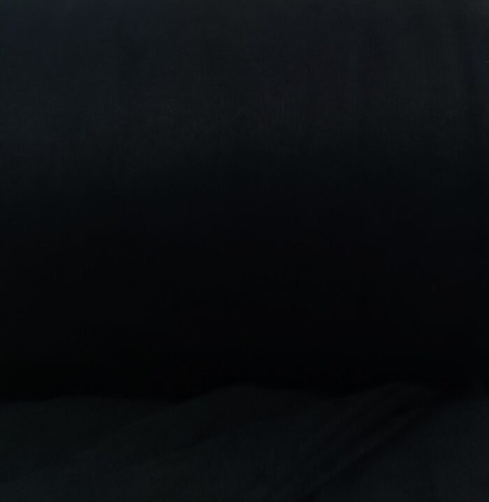 Lüks salon tasarımları için ideal, ışığı tamamen kesme özelliğine sahip kaliteli siyah blackout (karartma) perde.