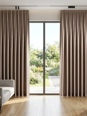 Sütlü kahve parlak saten kumaşın ipeksi yüzeyinden süzülen gün ışığının, odada yarattığı sıcak, karamel tonlarındaki yumuşak parıltı ve gölge oyunları