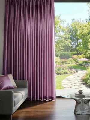 Gümüş aksesuarlar ve gri mobilyalarla dekore edilmiş modern bir salonda, pencerelere asalet ve derinlik katan parlak gül moru saten fon perde tasarımı.