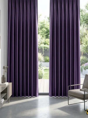 Koyu mor Zuma parlak saten kumaşın pürüzsüz yüzeyinde süzülen ışığın, derin mürdüm yansımalarla odada yarattığı mistik ve görkemli atmosfe