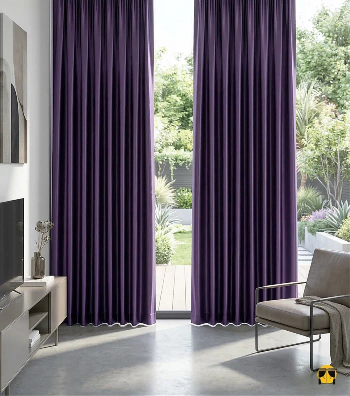 Koyu mor Zuma parlak saten kumaşın pürüzsüz yüzeyinde süzülen ışığın, derin mürdüm yansımalarla odada yarattığı mistik ve görkemli atmosfe