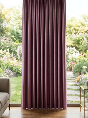 Yüksek kaliteli Zuma saten dokumasının akışkan dökümünü sergileyen yakın plan çekimi; morun canlı renk doygunluğu ve kumaşın su gibi akan kaliteli yapısı