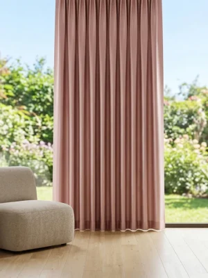 Yavruağzının o tatlı tonunu en iyi Marie Krem veya Line Ekru tüller dengeler. Bu ikili, pencerelerinizde taze ve bahar havasında bir görüntü yaratır.