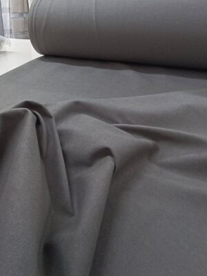 Modern ve avangart mobilyalarla mükemmel uyum sağlayan, ağır ve dökümlü gri saten fon perde tasarımı.