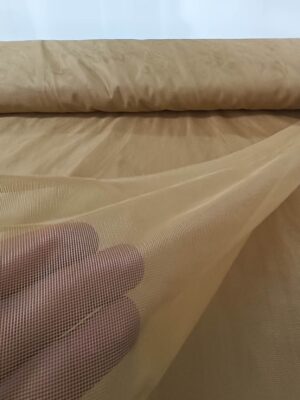 Gri ve antrasit fon perdelerle mükemmel bir kontrast oluşturan, dekoratif hardal sarısı düz tül perde uygulaması.