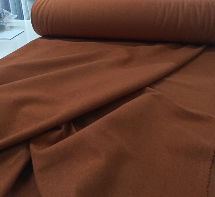 Bohem tarzı ev dekorasyonunu tamamlayan, doğal dokulu ve dökümlü kiremit rengi fon perde tasarımı.