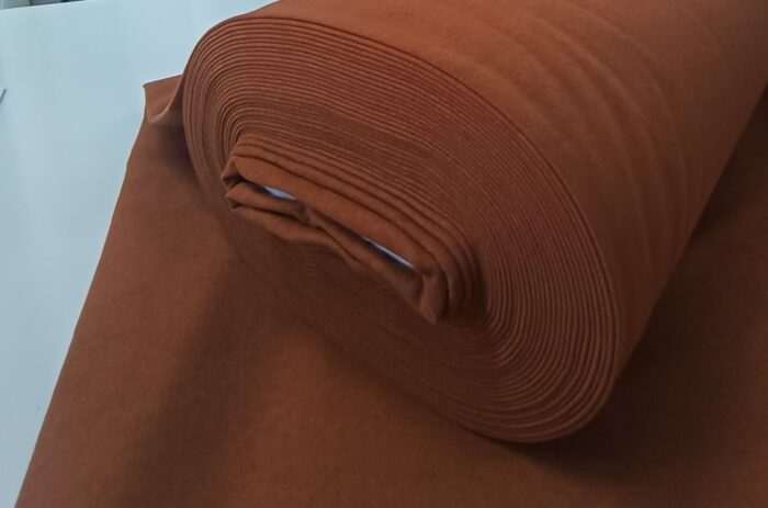 Antrasit ve gri koltuk takımlarıyla mükemmel bir kontrast oluşturan kiremit tonlarında dekoratif fon perde.