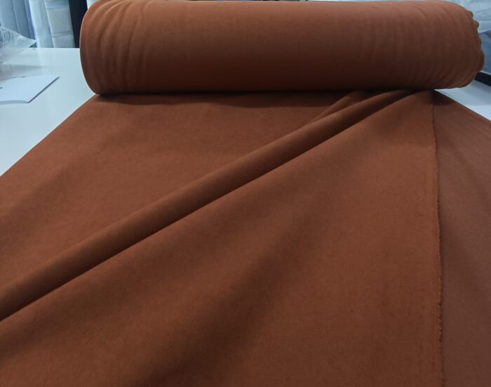 Modern salon dekorasyonuna sıcaklık katan, kaliteli kumaştan üretilmiş dökümlü kiremit rengi fon perde modeli.