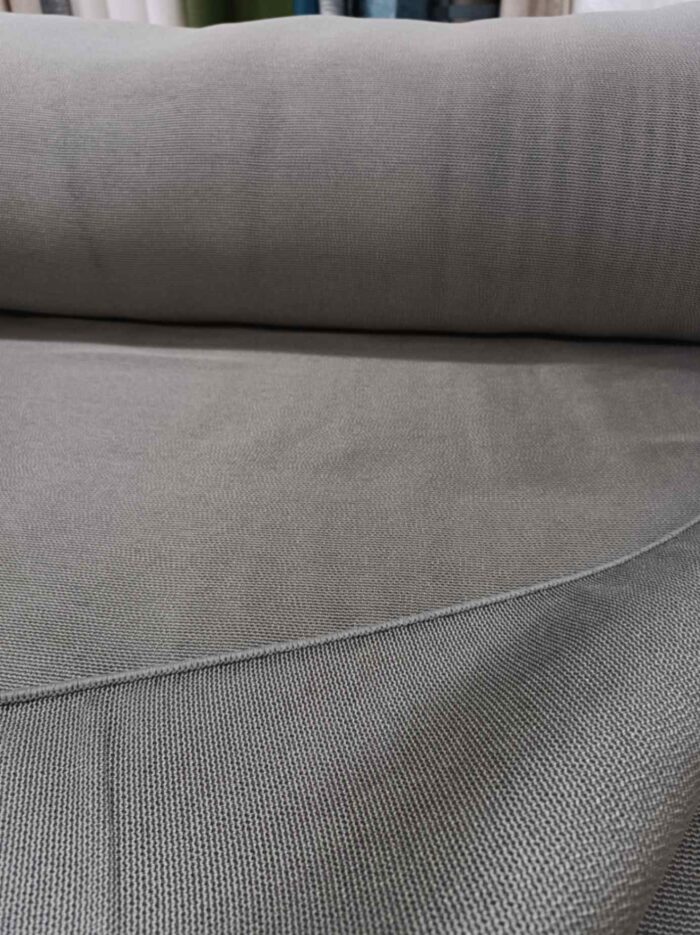 Modern loft daire tasarımlarında tercih edilen, endüstriyel şıklığı tamamlayan koyu kahve zırh tül tasarımı.