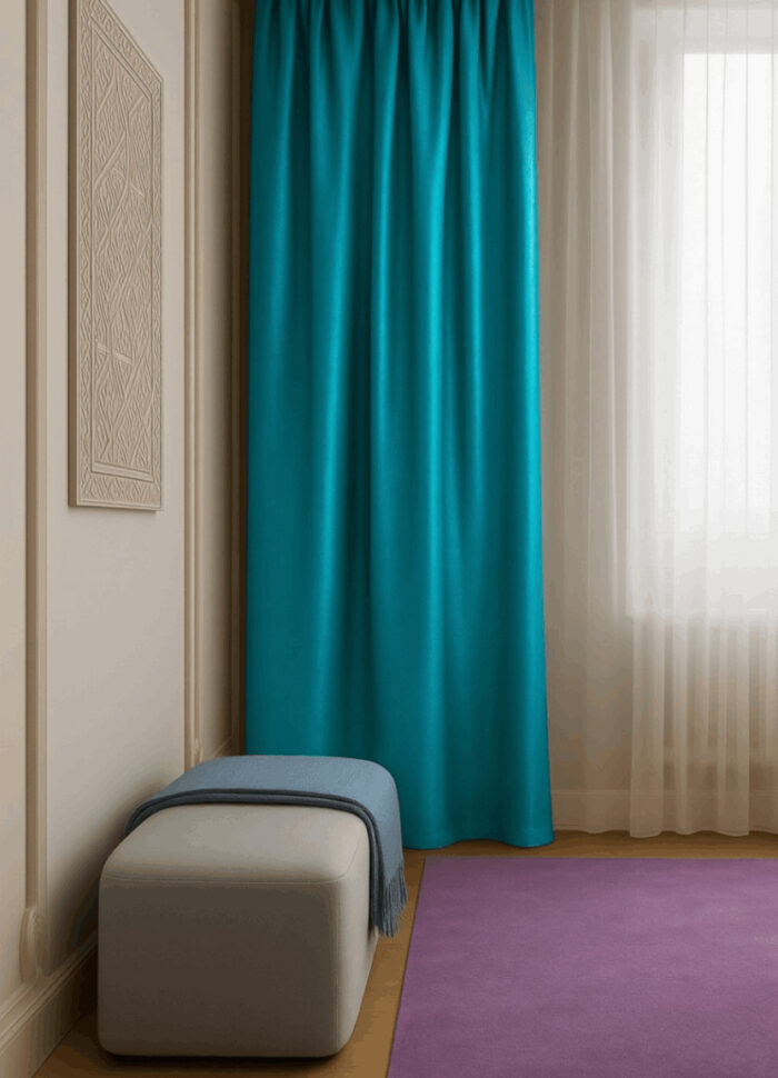 Turkuaz mavinin canlılığını ve saten dokunun lüks parlaklığını bir araya getiren modern fon perde modeli.