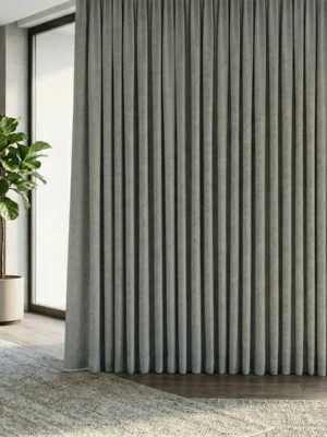 skandinav tarzı bir yatak odasında, ahşap mobilyalarla uyumlu, pencerelere hem ısı yalıtımı hem de ferahlık katan açık gri karartma perde