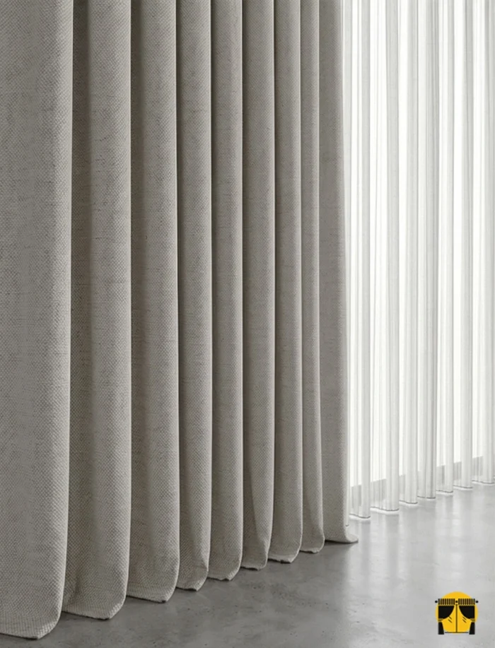 Doku Detayı: "Line serisinin koyu krem tonundaki kendinden çizgili lif yapısını ve mat keten yüzeyini sergileyen yakın plan çekimi; pencereler için kaliteli ve tok fon perde karakteri."