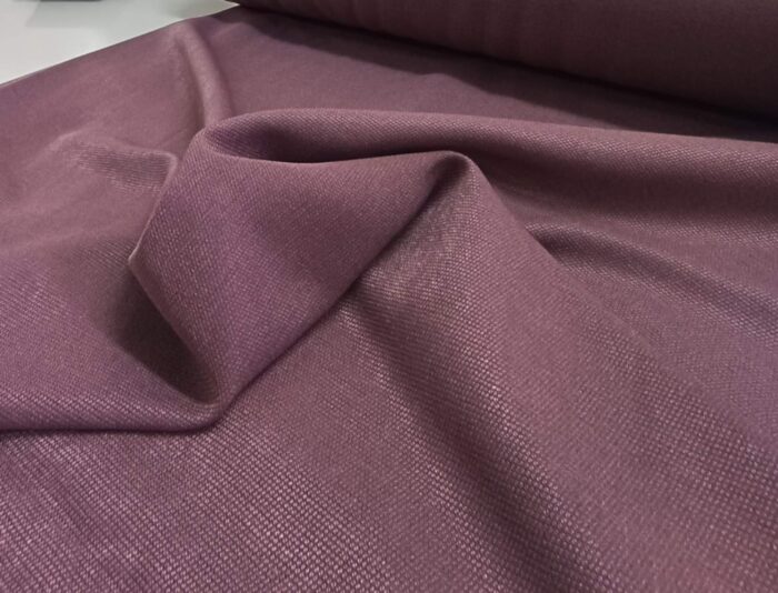 Yatak odası için mor renk perdeler