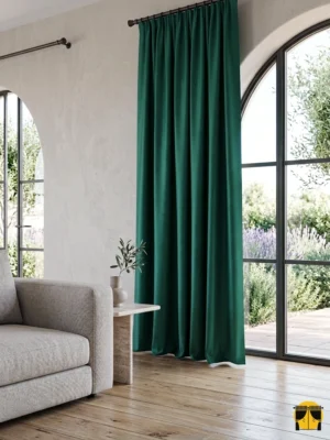 Zümrüt Yeşili Karartma Fon Perde Blackout6 "Sessiz lüks veya art deco dekorasyon anlayışına uygun, mat ve yoğun zümrüt yeşili tonuyla odaya derinlik kazandıran kaliteli blackout perde görseli."