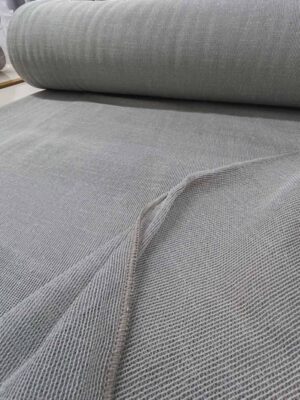 Salda serisi açık gri tülün ışık geçiren ince keten dokusu.