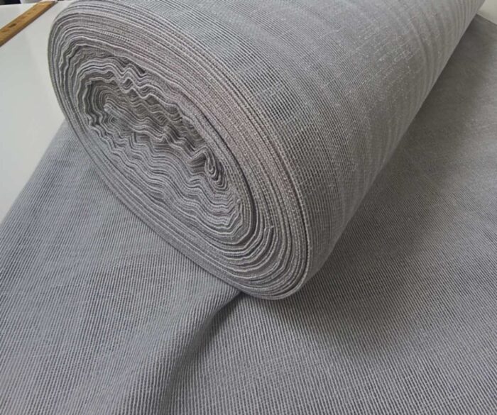 Açık gri keten tül perdenin gözenekli ve doğal doku detayı