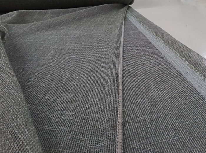 Koyu yeşil keten tül perdenin doğal dokulu ve gözenekli kumaş yapısı.