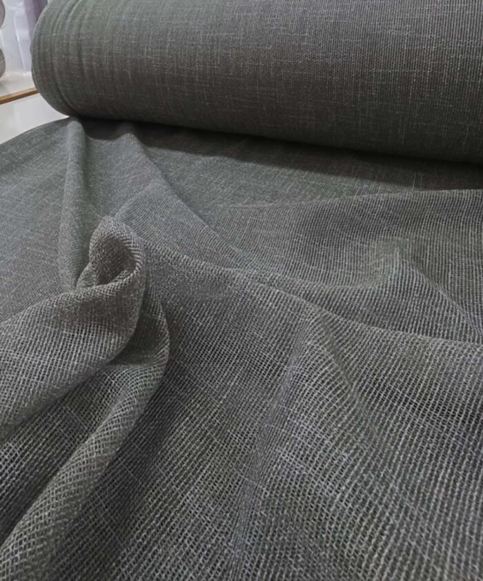 Ahşap mobilyalarla uyumlu Salda koyu yeşil keten tül tasarımı.