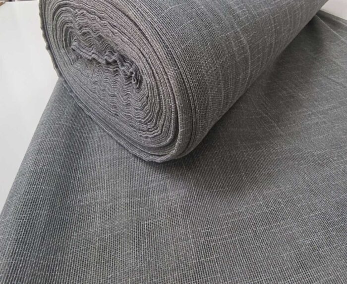 Ahşap mobilyalarla uyumlu Salda koyu yeşil keten tül tasarımı.