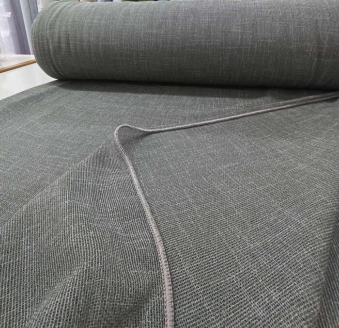 Modern bir oturma odasında ferahlık ve derinlik sağlayan Salda koyu yeşil keten tül perde kullanımı