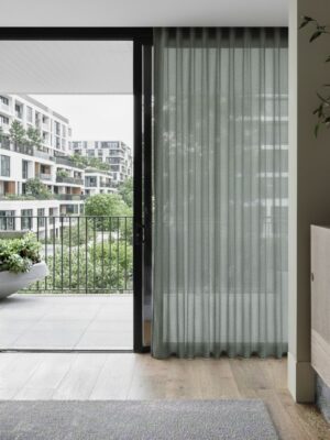 Urban Jungle ve Bohem dekorasyon tarzına uygun, doğal görünümlü koyu yeşil keten tül tasarımı