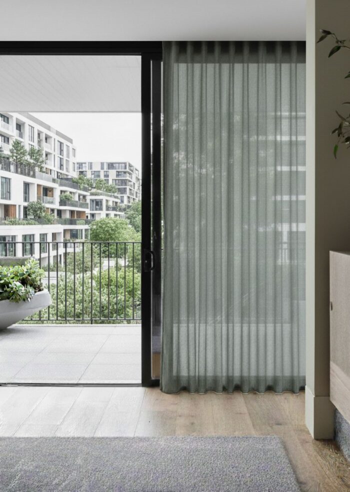 Urban Jungle ve Bohem dekorasyon tarzına uygun, doğal görünümlü koyu yeşil keten tül tasarımı