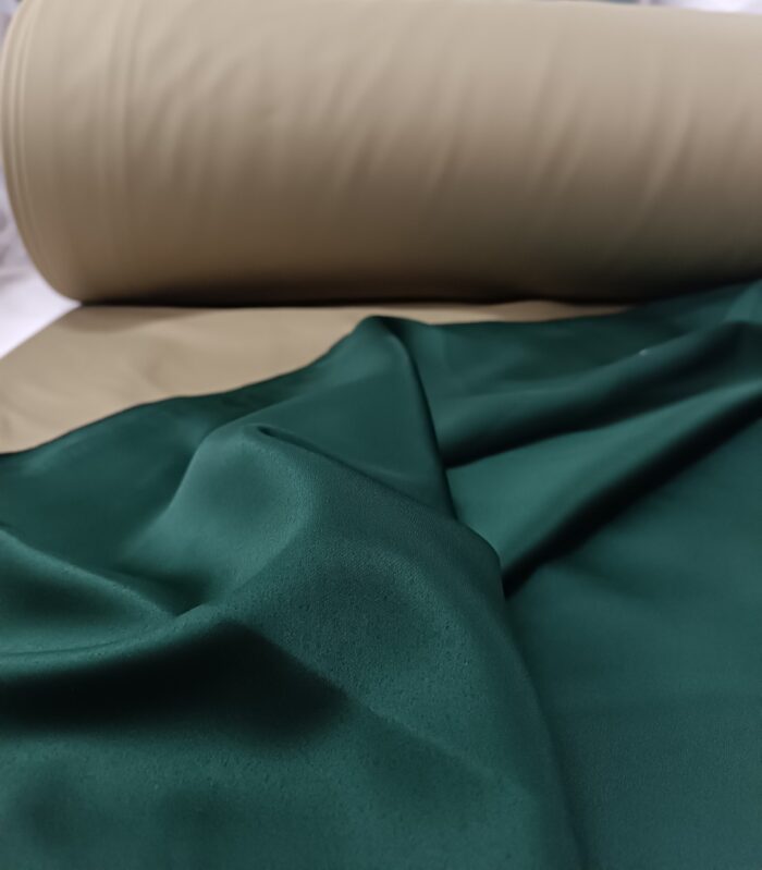 Şık ve lüks bir salon için zümrüt yeşili karartma (blackout) fon perde.