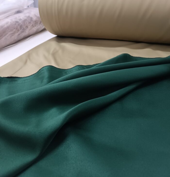 ışığı %100 bloke eden zümrüt yeşili blackout perdenin karanlık etkisi.