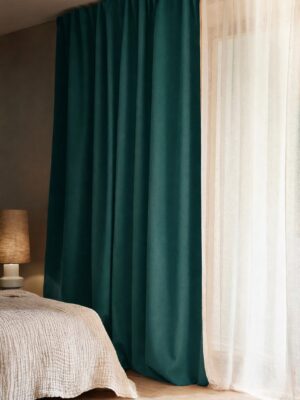 Zümrüt yeşili karartma perdenin kalın dokusu ve kaliteli kumaş detayı.