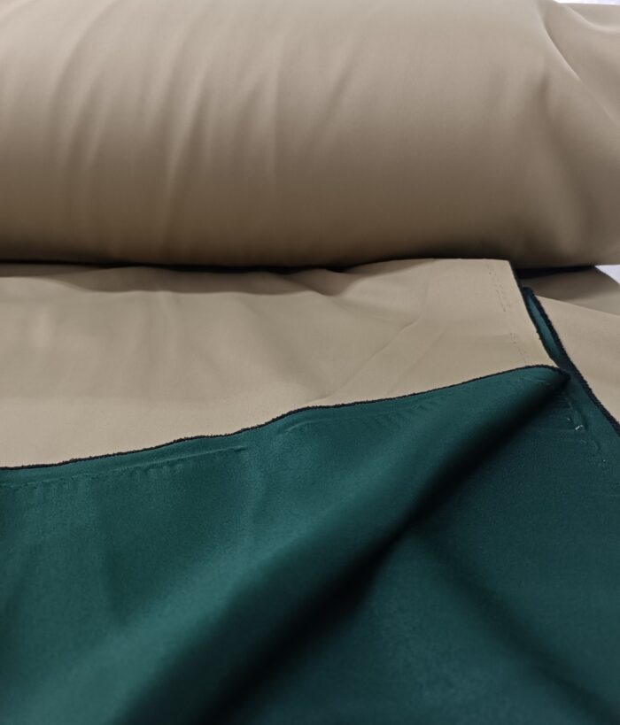 Gold aksesuarlar ve zümrüt yeşili karartma perde ile oluşturulan yatak odası kombinasyonu.