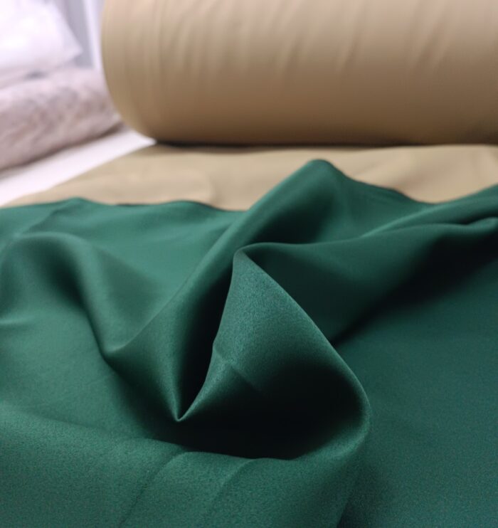 Isı ve ses yalıtımı sağlayan yoğun dokulu zümrüt yeşili blackout tül perde.