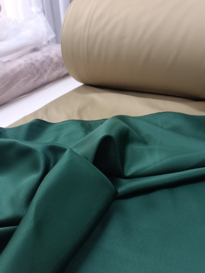 Ofis ve sinema odaları için ideal ışık geçirmeyen zümrüt yeşili fon perde tasarımı.