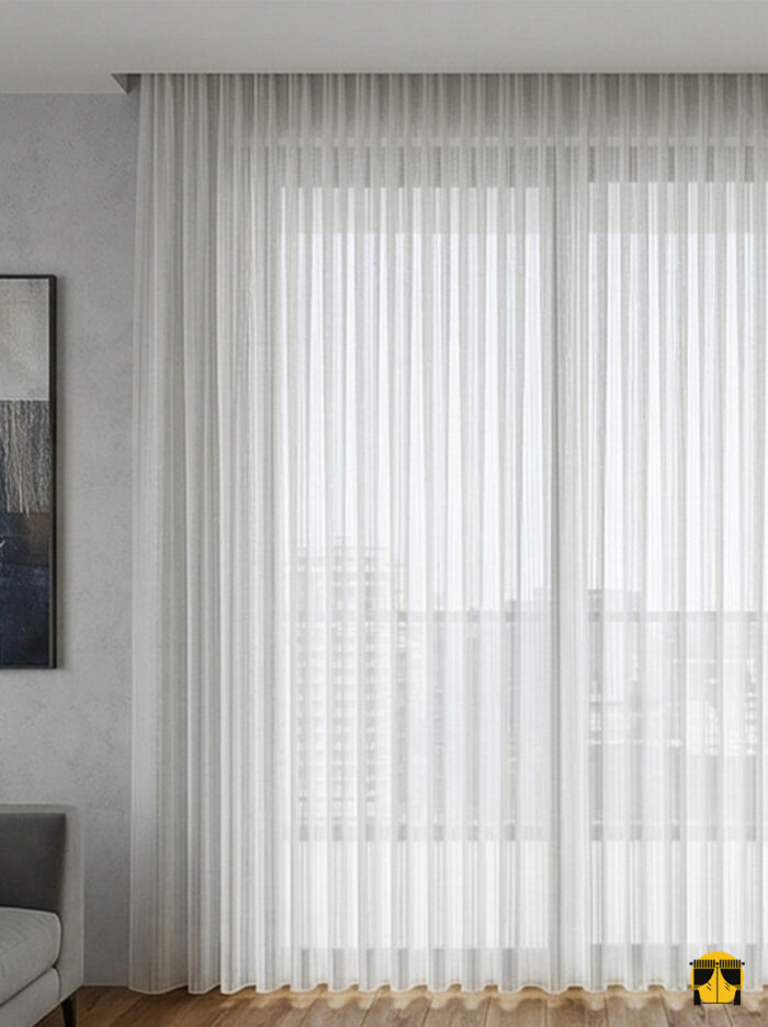 Doku Detayı: "Ekru zemin üzerine altın rengi simli şeritlerin 3 boyutlu etkisini ve ipeksi yüzeyini sergileyen yakın plan çekimi; pencereler için premium tül perde karakteri."