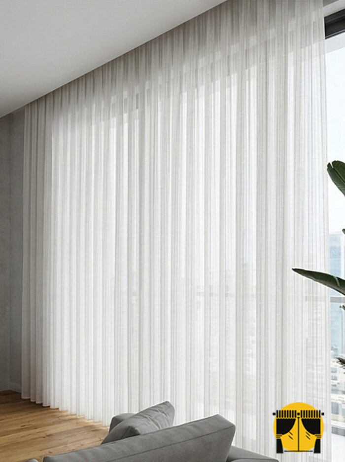 Mekan Tasarımı: "Gold aksesuarlar ve krem mobilyalarla dekore edilmiş lüks bir salonda, pencerelere ışıltı ve zarafet katan altın şeritli tül perde tasarımı."