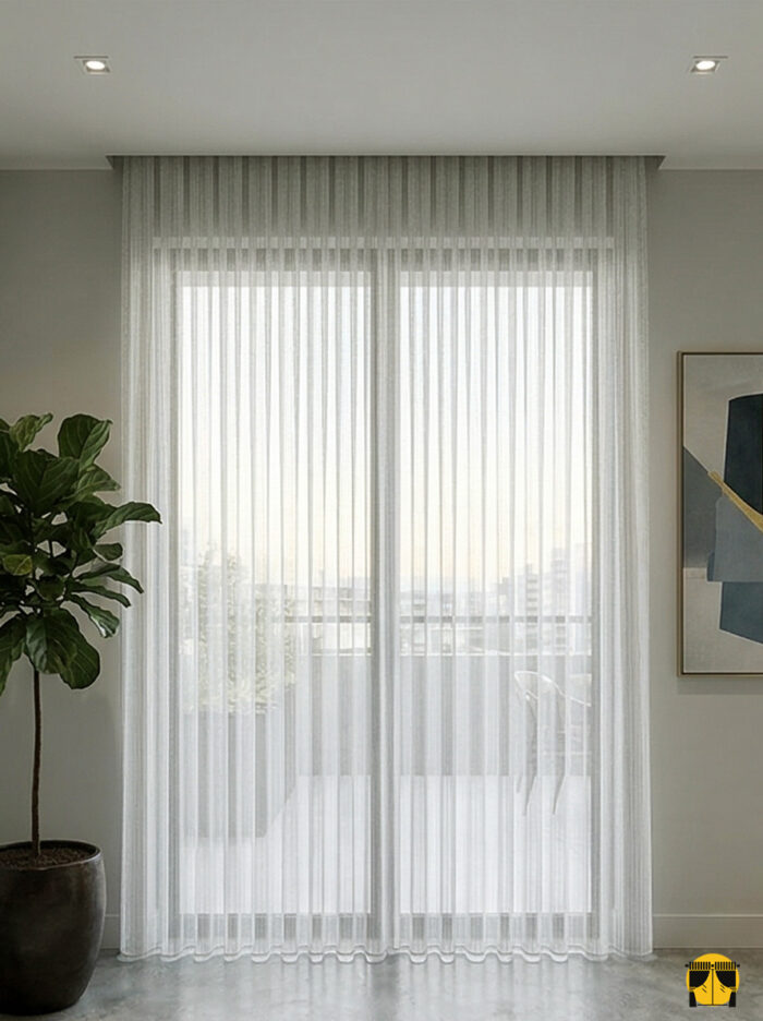 Kontrast ve Stil: "Bej fon perdelerle kombinlenmiş, dikey çizgileri sayesinde tavanı yüksek gösteren, dökümlü yapısı ve altın parıltısıyla her tarza lüks katan kaliteli tül sergisi."