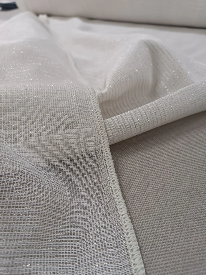 Dökümlü duran eteği ağır şeritli parıltılı beyaz tül perde