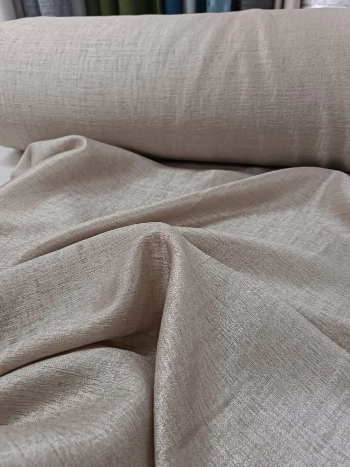 Hem modern hem de klasik mobilyalarla uyumlu bal köpüğü rengi tül perde.