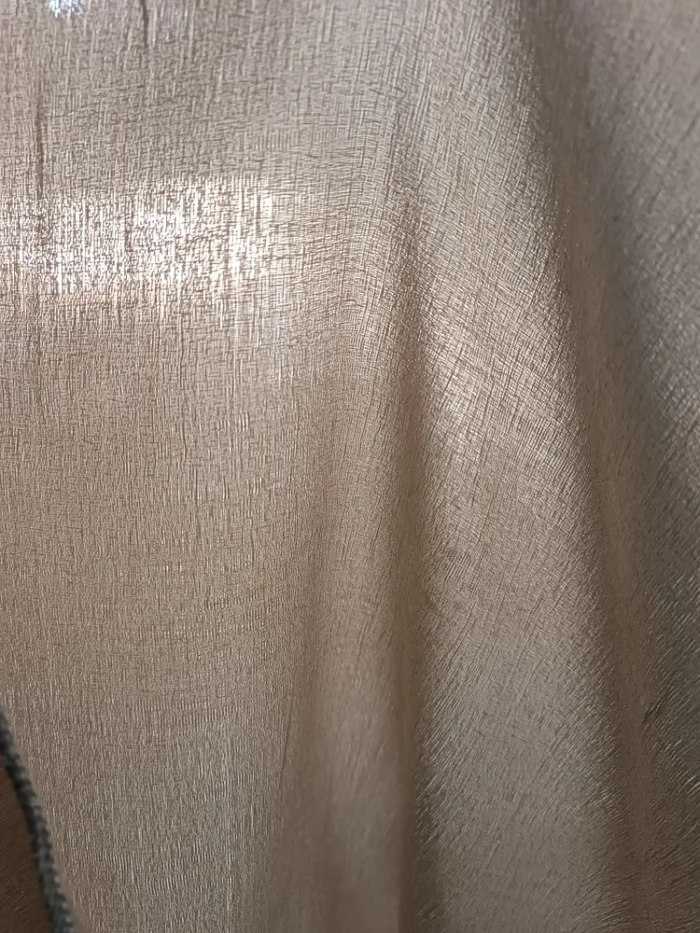 Akşam ışığında altın parıltıları sergileyen lüks Grift serisi perde.