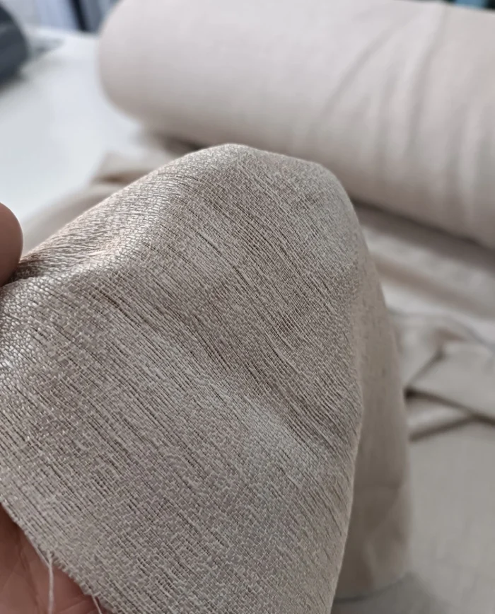 Kalın dokusuyla mahremiyet sağlayan ancak ışığı estetik süzülen parlak tül.