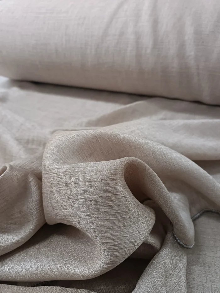 Grift serisi perdenin kalın ve parlak iplik dokusunu gösteren yakın plan çekimi.