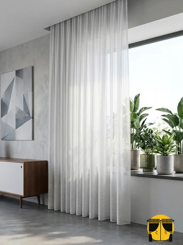 Işık ve Atmosfer: "Eteği şeritli ekru tül perdenin parıltılı detayları arasından süzülen güneş ışığının, oda içerisinde yarattığı lüks, ferah ve inci tonlarındaki huzurlu aydınlık."