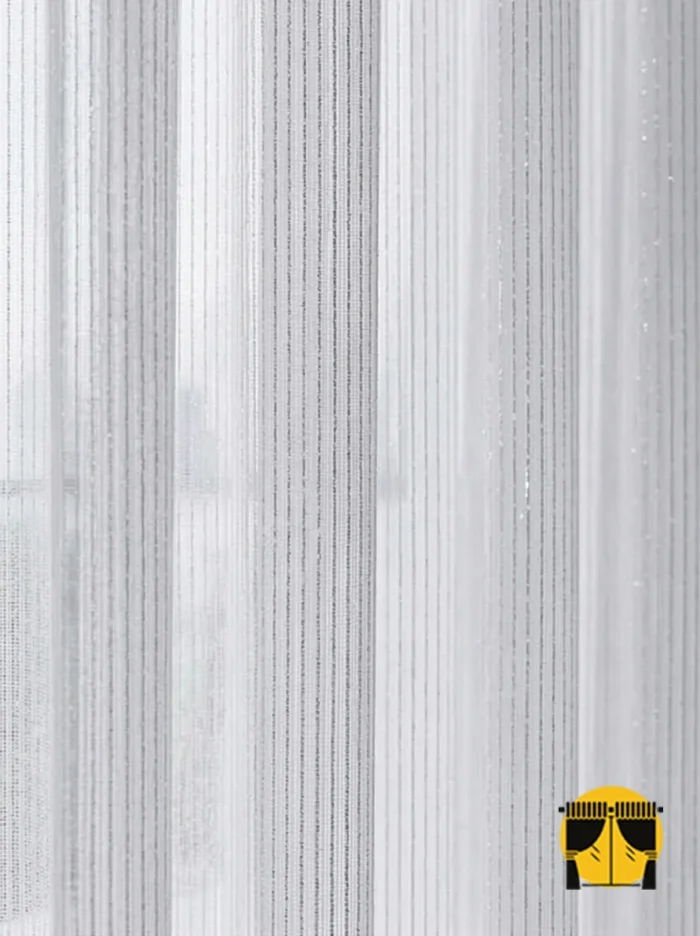 Doku Detayı: "Ekru beyaz zemin üzerine işlenmiş parıltılı etek şeritlerinin 3 boyutlu etkisini ve ipeksi dokusunu sergileyen yakın plan çekimi; pencereler için premium tül perde karakteri."