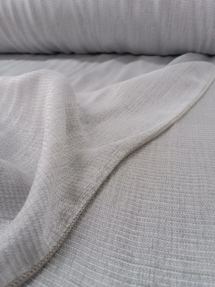 Colle serisi gri perdenin sık dokuma yapısını ve kumaş kalitesini gösteren detay fotoğrafı