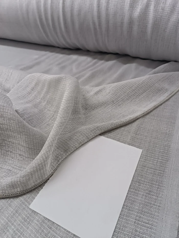 Yatak odasında mahremiyet sağlayan, gün ışığını filtreleyen kalın gri tül perde