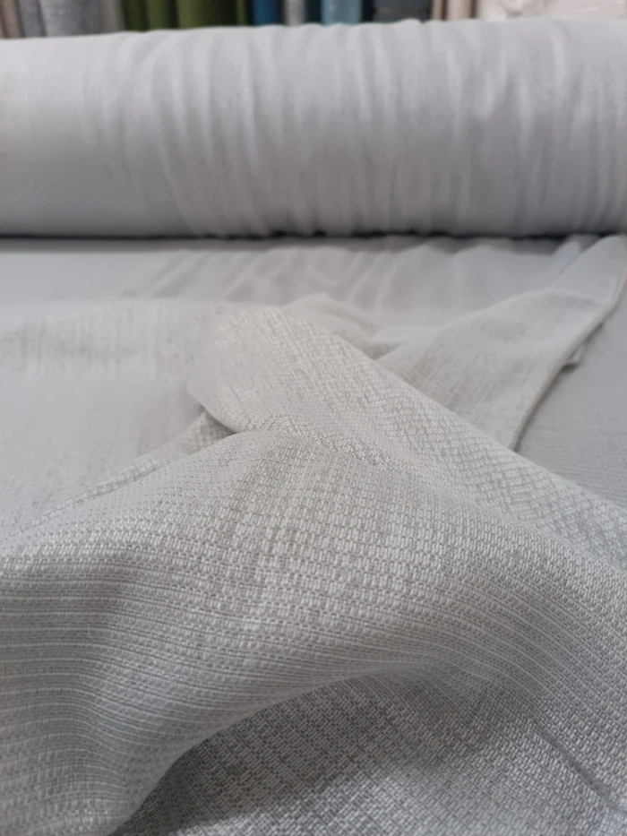 Yıkama sonrası ütü gerektirmeyen pratik Colle gri tül perde modeli.