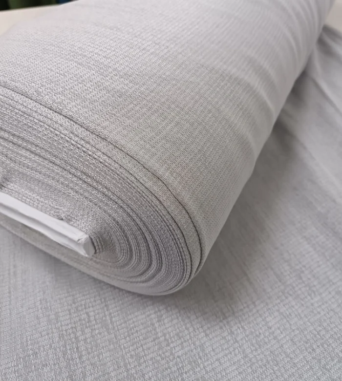 Perdenin üst kısmındaki muntazam pileli dikim ve korniş uyumunu gösteren görsel