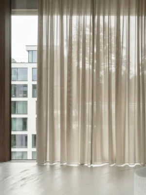 Vanti markasına ait bej krem düz tül perdenin kaliteli iplik dokusunu ve dökümlü yapısını gösteren yakın çekim