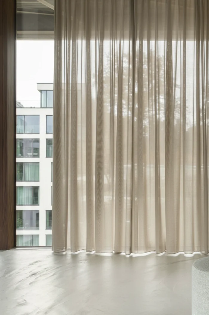Vanti markasına ait bej krem düz tül perdenin kaliteli iplik dokusunu ve dökümlü yapısını gösteren yakın çekim